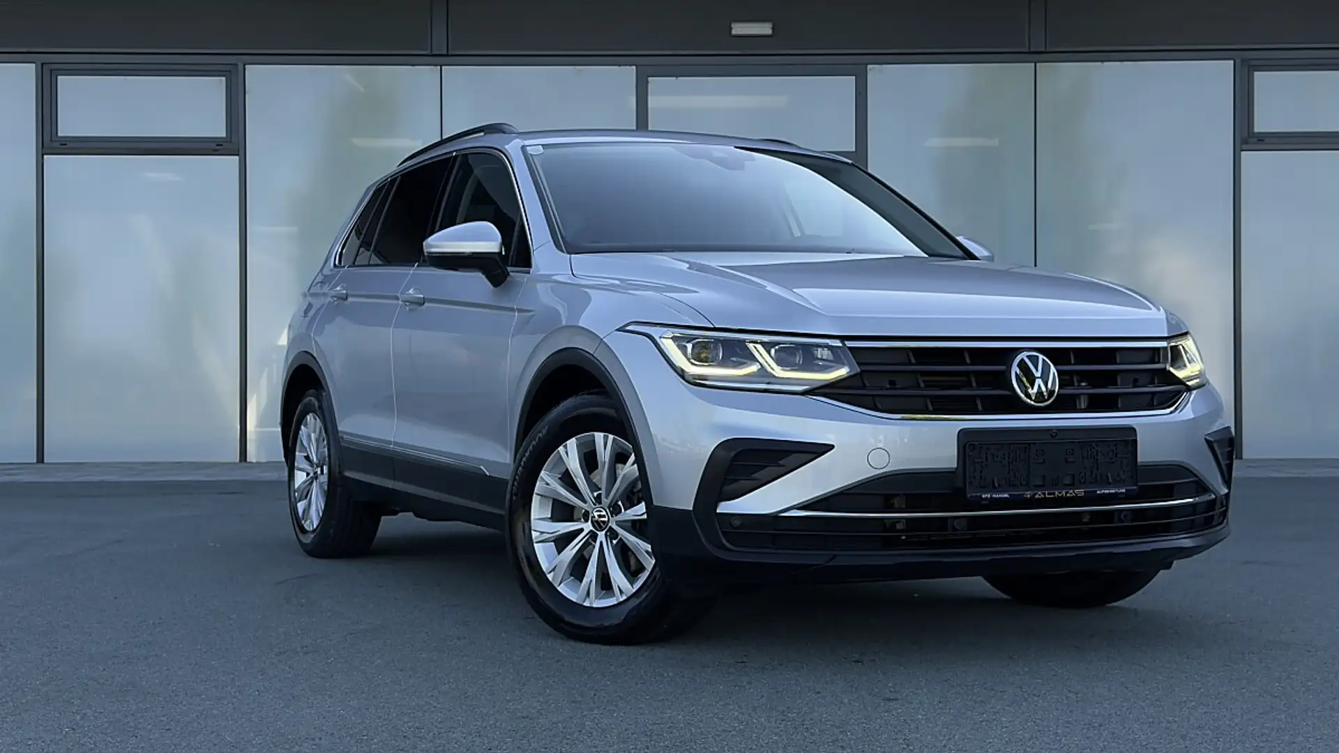 Volkswagen Tiguan 2,0 TDI AHK LED 360° KAM Silber - 1