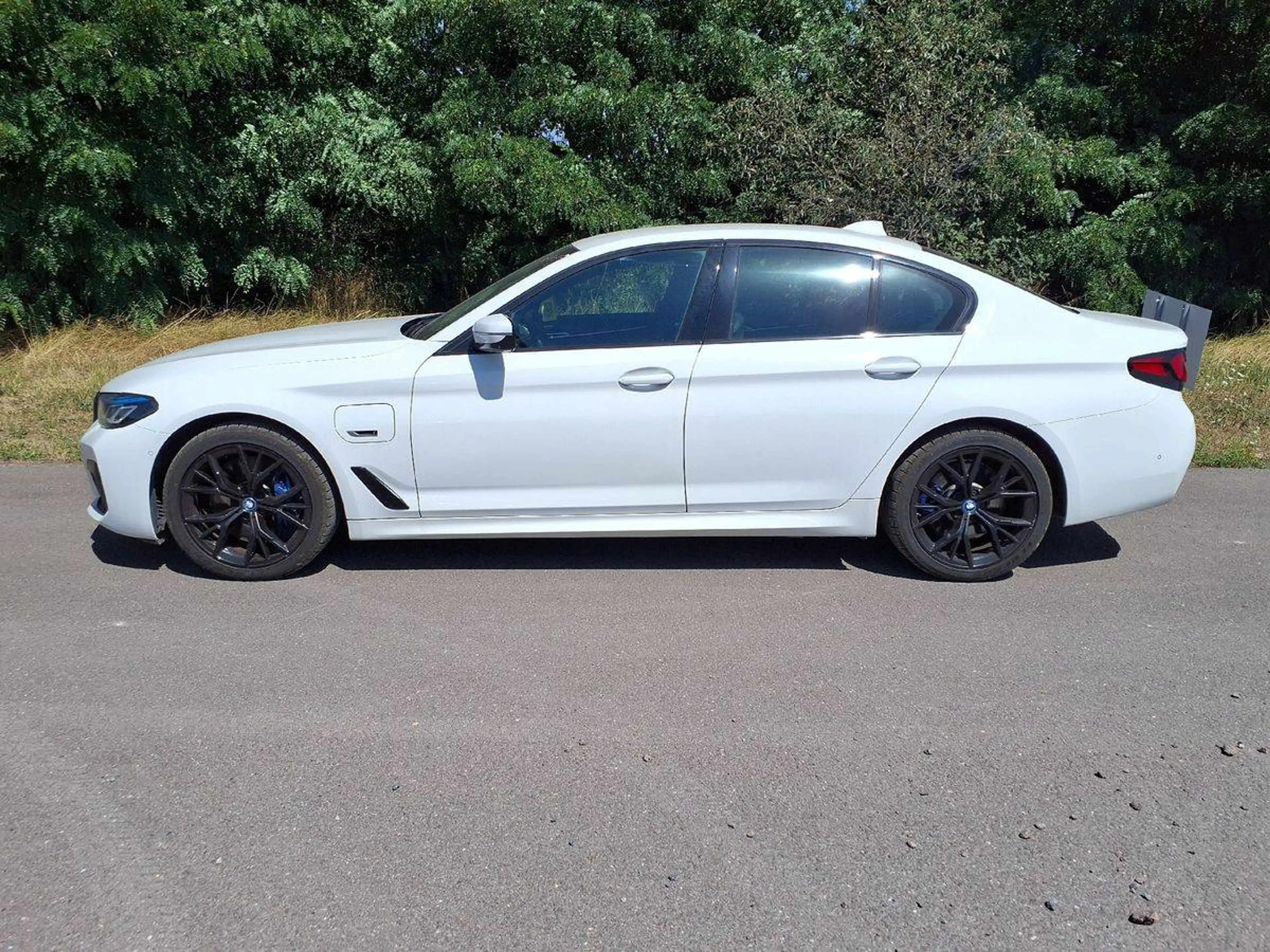 BMW 545 545 e xDrive M Sport — photo 7