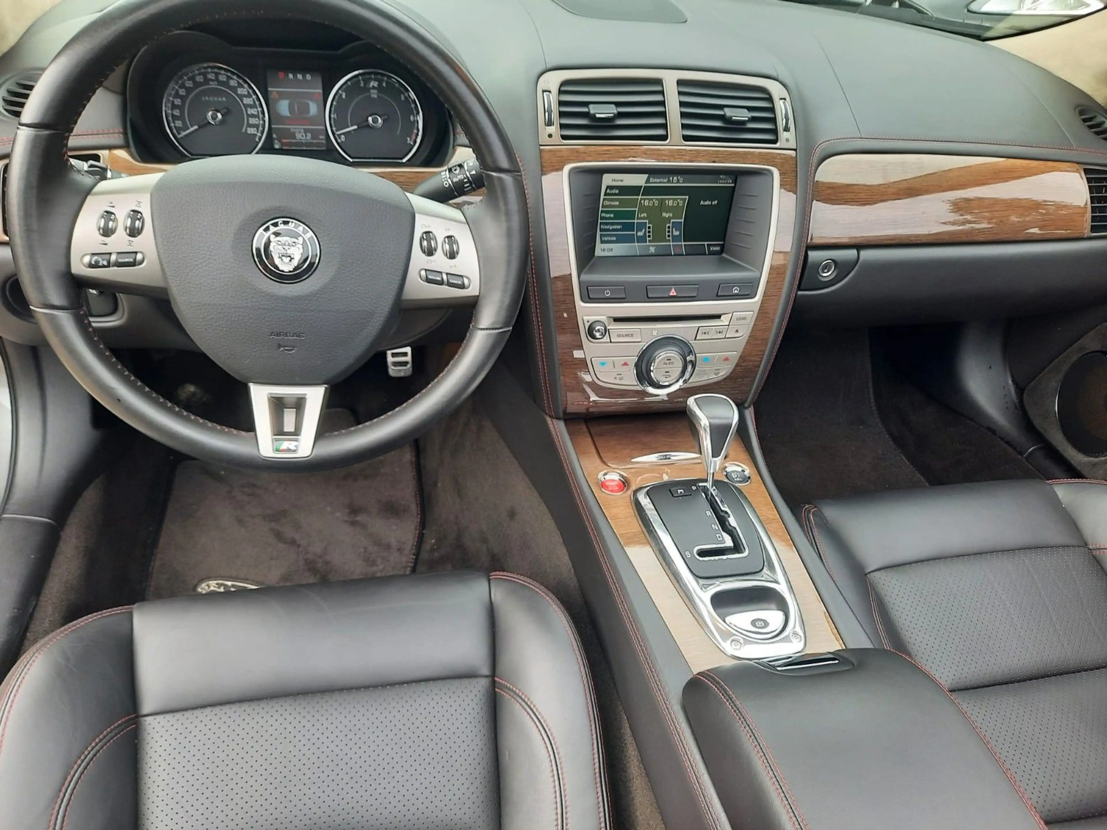 Jaguar XKR Cabriolet 4.2 XKR Cabrio Sehr guter Zustand — photo 9