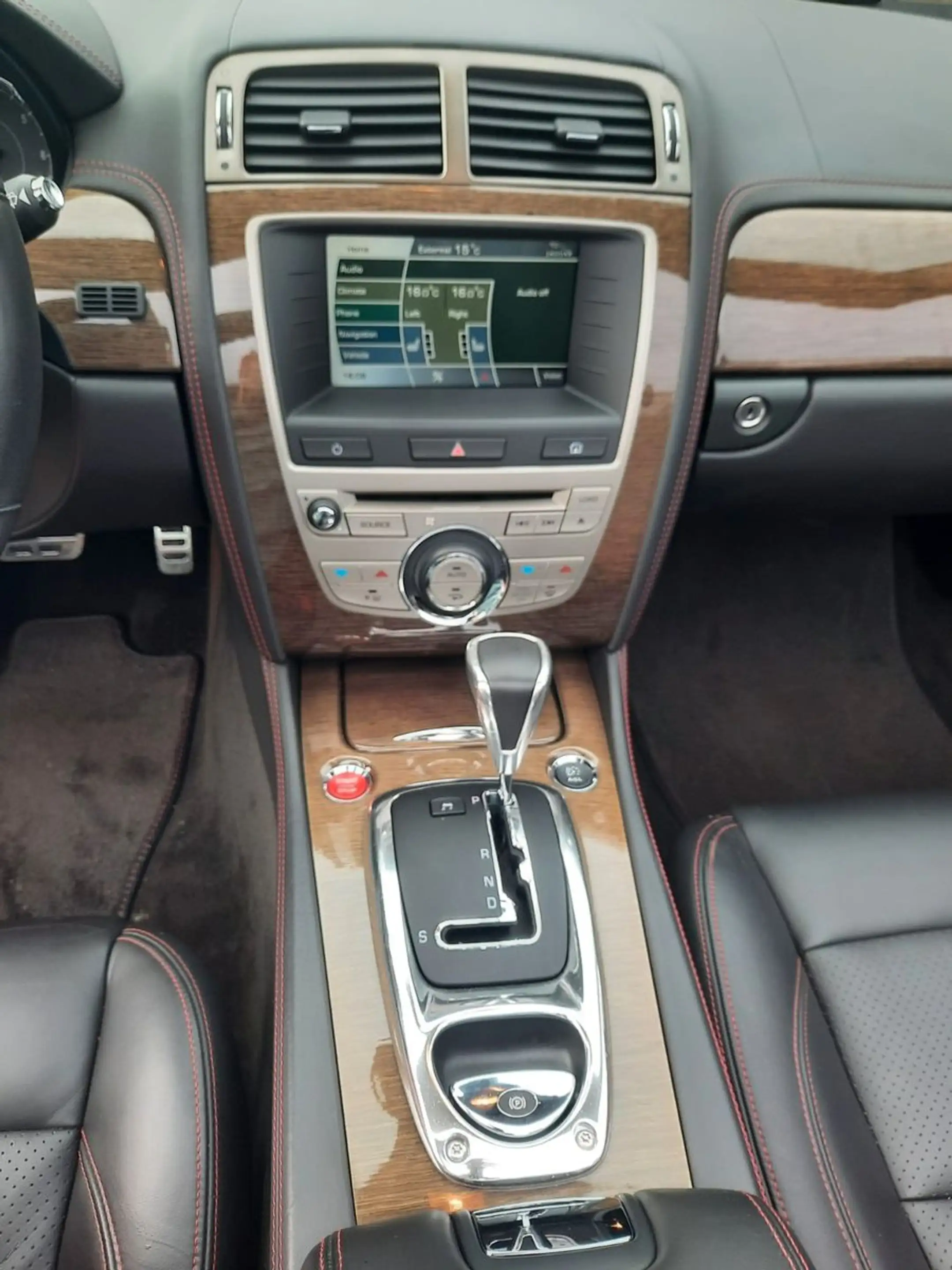 Jaguar XKR Cabriolet 4.2 XKR Cabrio Sehr guter Zustand — photo 10