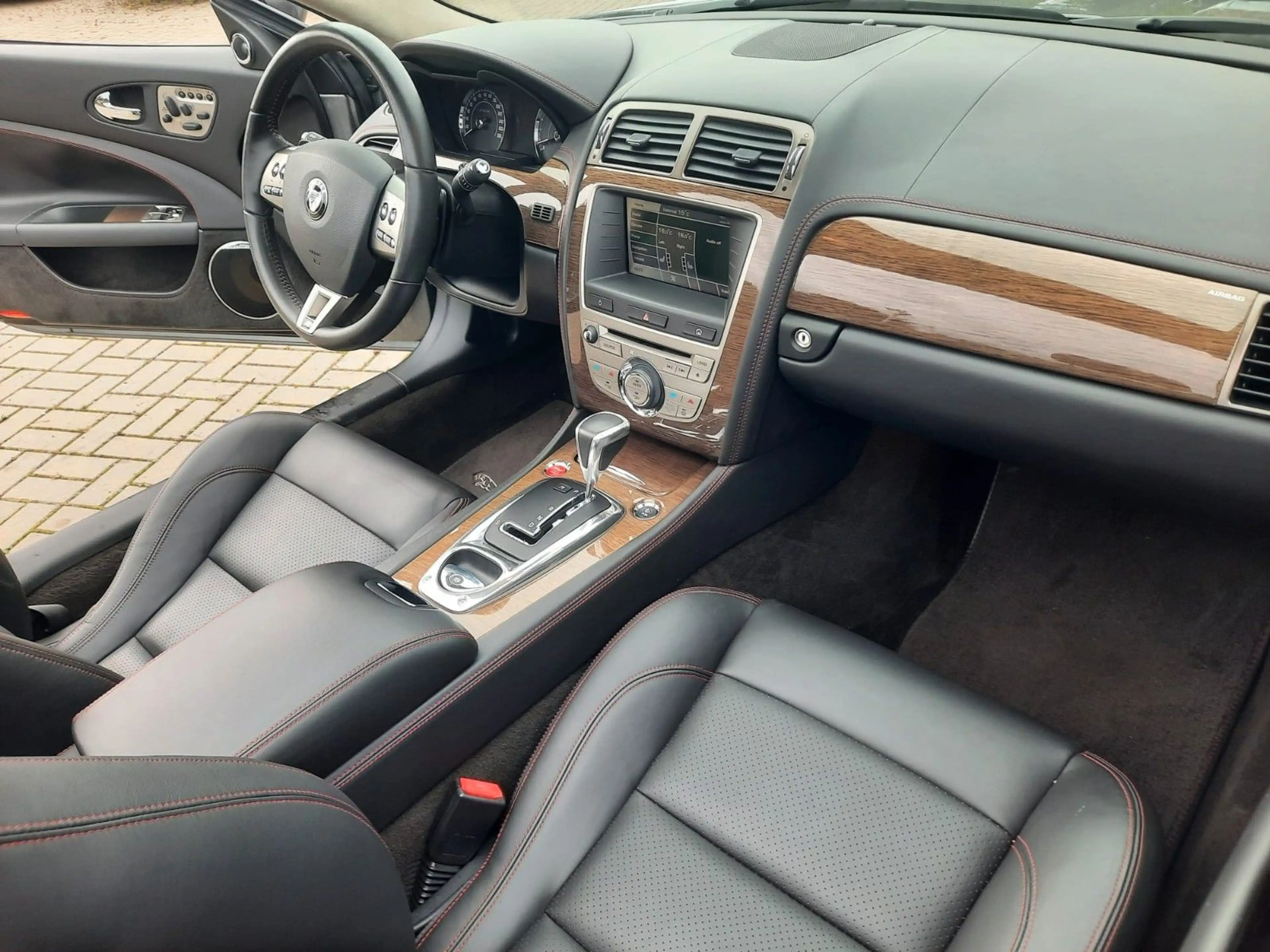 Jaguar XKR Cabriolet 4.2 XKR Cabrio Sehr guter Zustand — photo 7