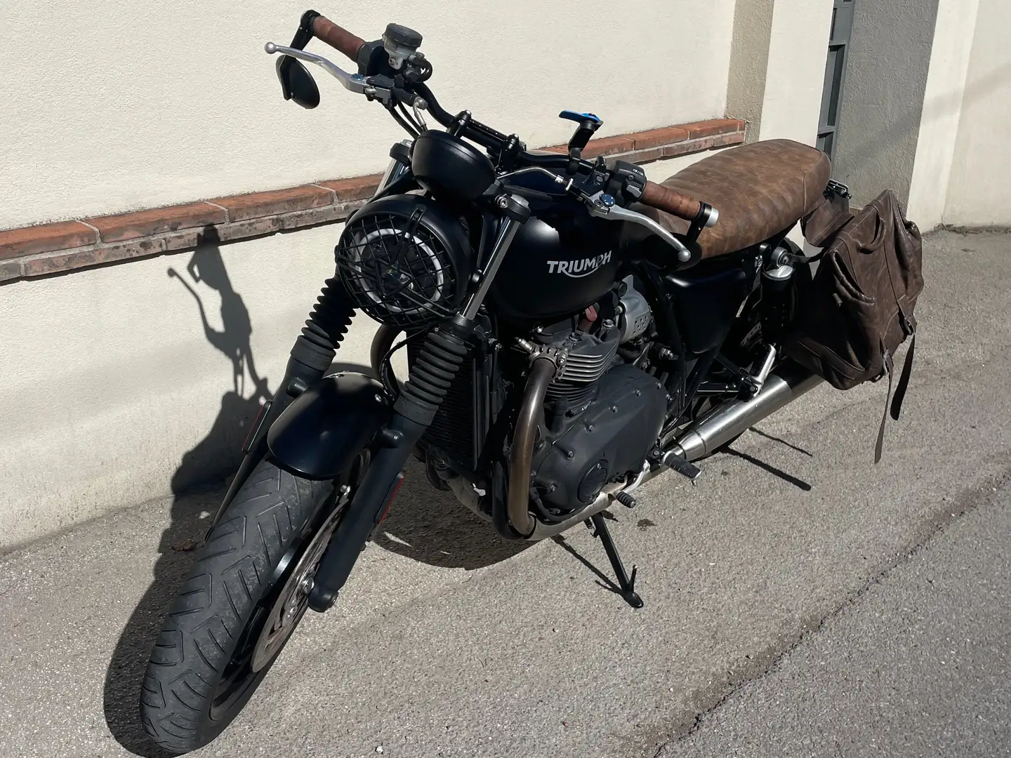 Triumph Street Twin Nero opaco & pelle marrone Cafe Racer Custom Nero - 1