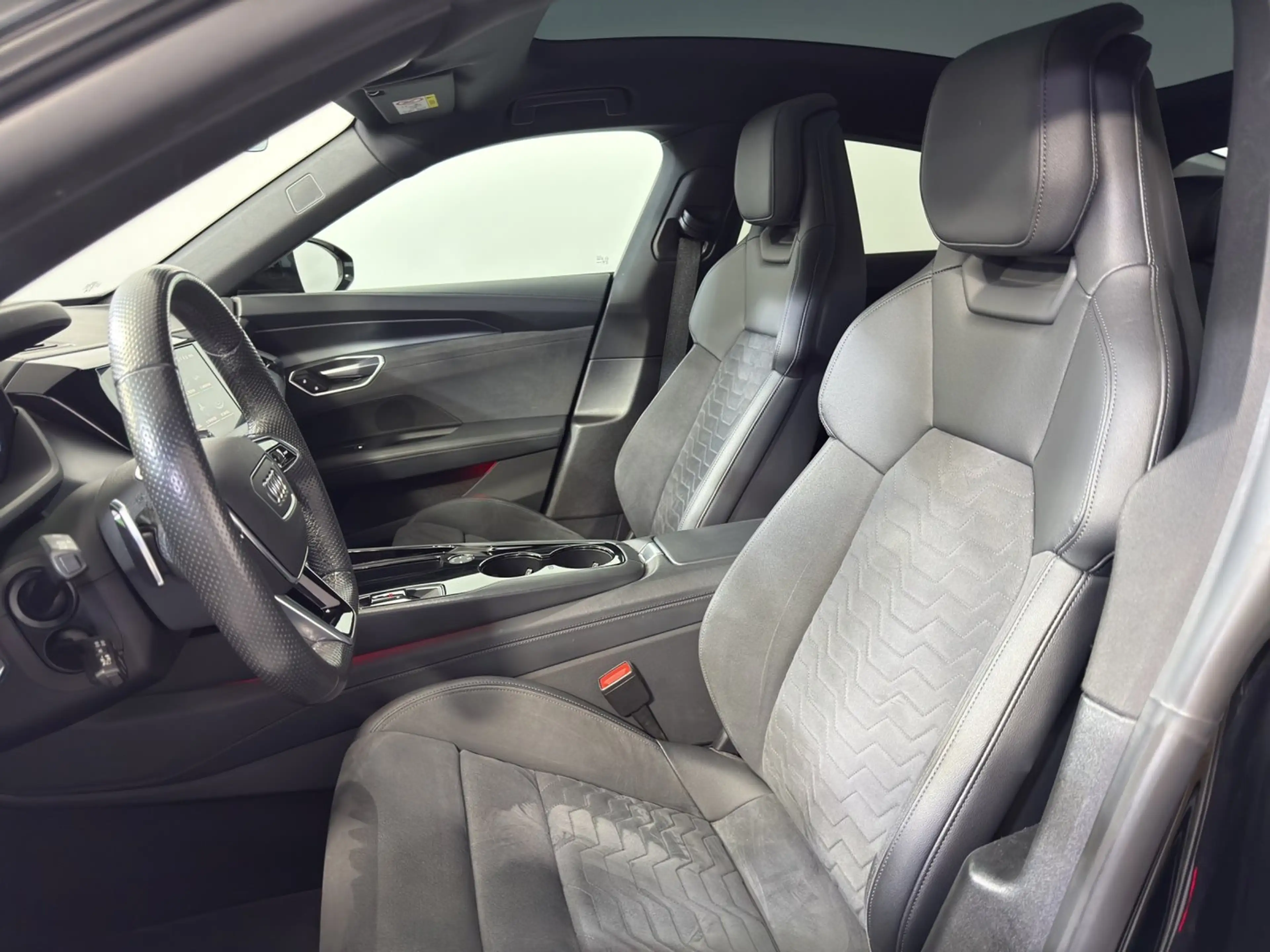 Audi e-tron GT — photo 13