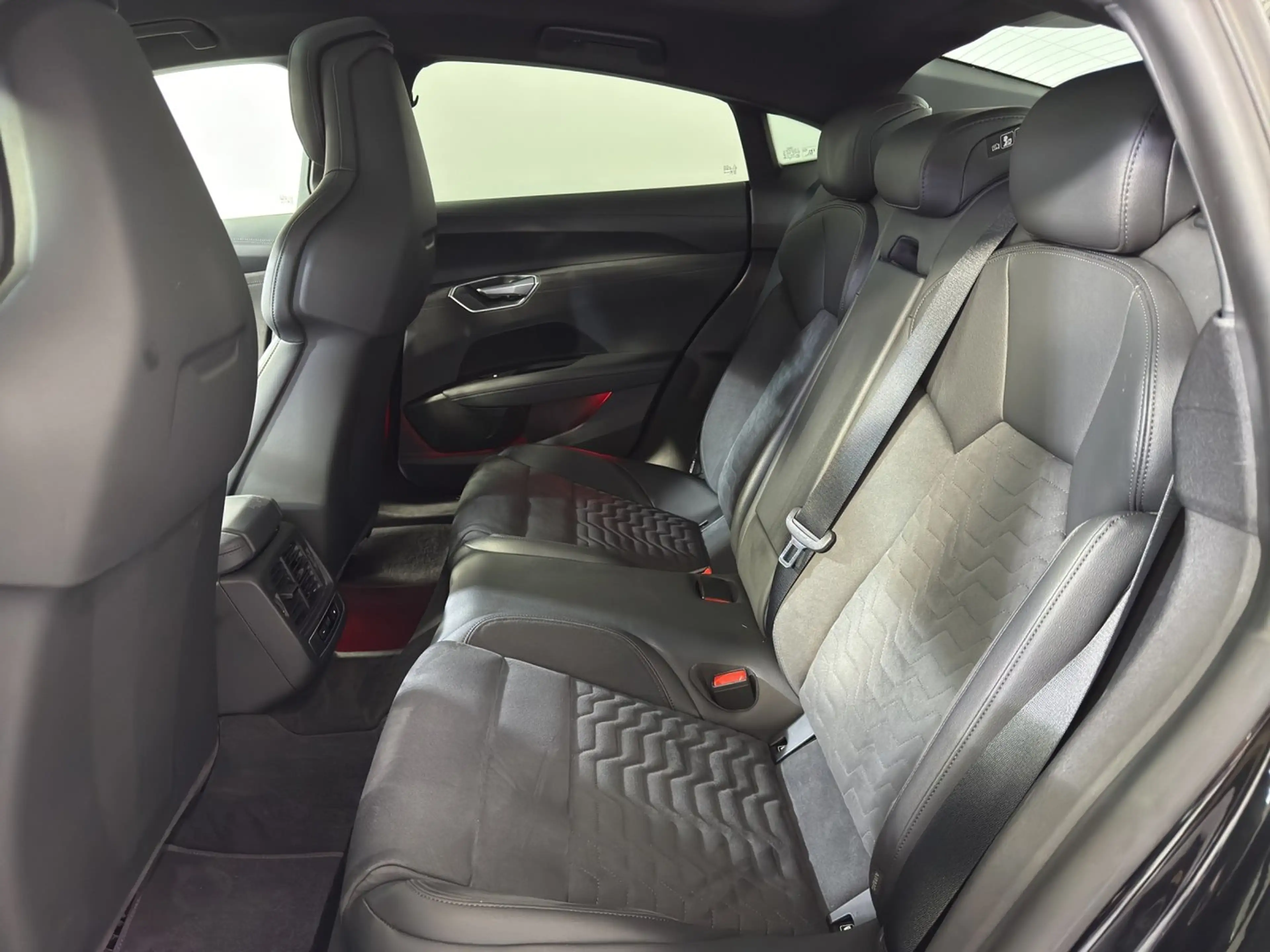 Audi e-tron GT — photo 15