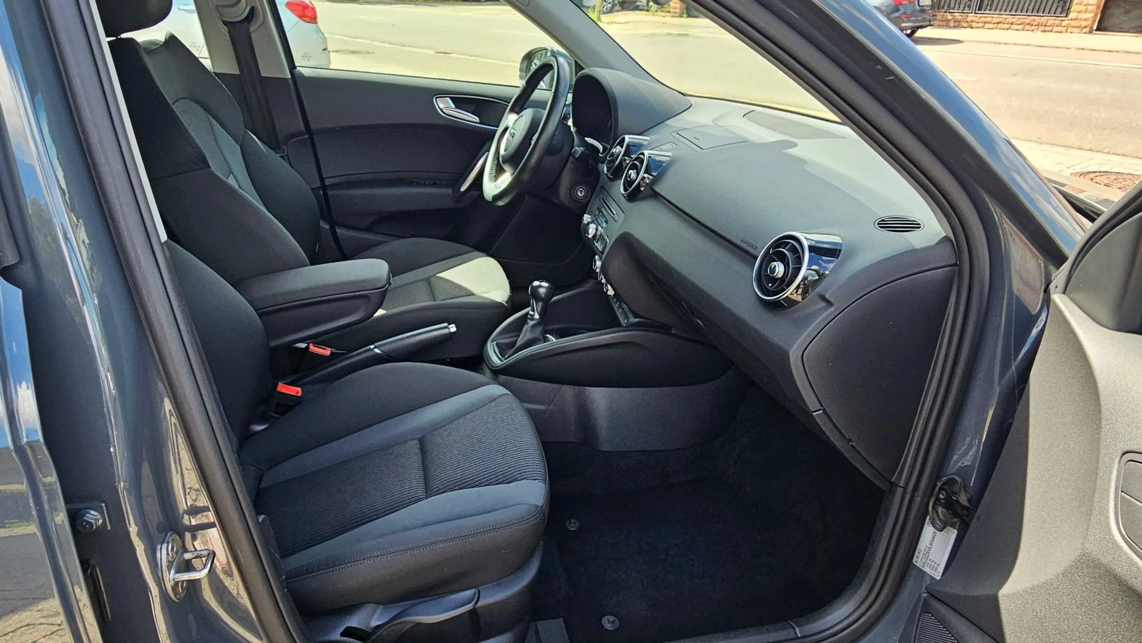 Audi A1 Sportback 1,4 TDI design — photo 8