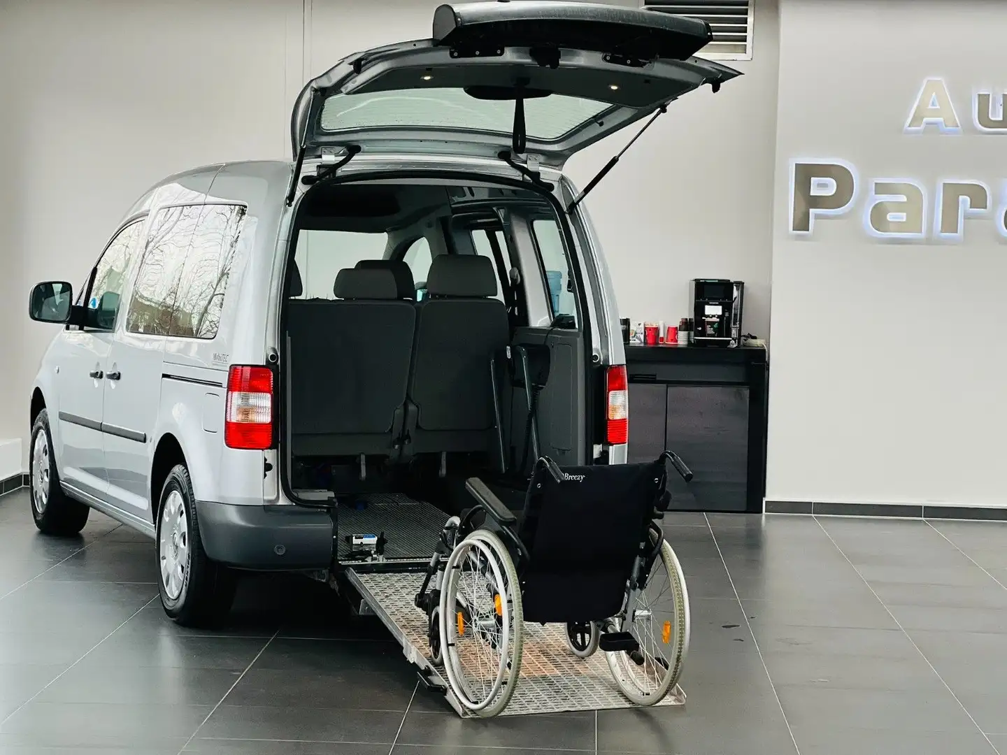 Volkswagen Caddy Life 1.6 Behindertengerecht-Rampe Stříbrná - 1