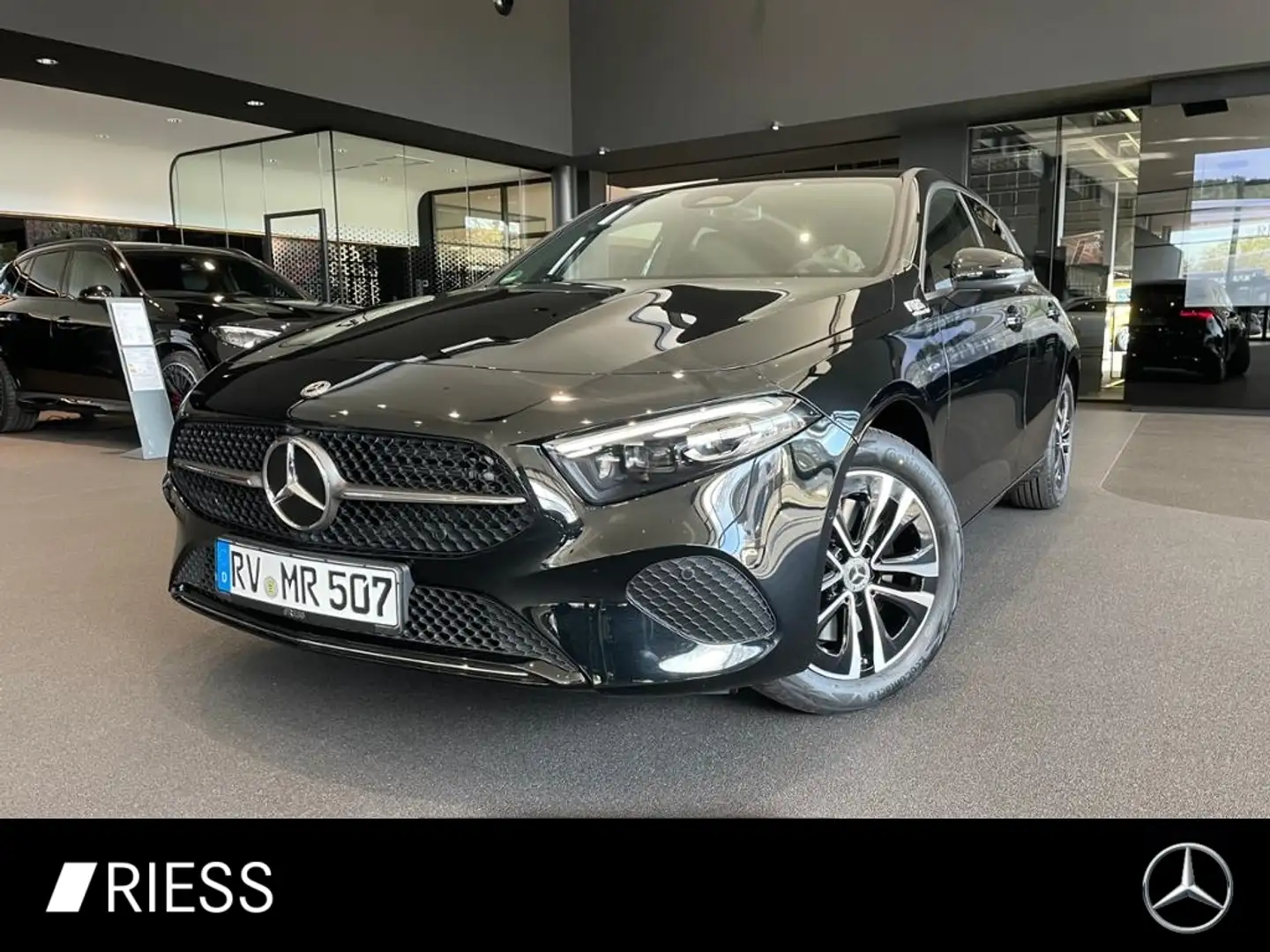 Mercedes-Benz A 250 e PROGRESSIVE+PANO+AHK+DISTR+MULTIBEAM+360 crna - 1