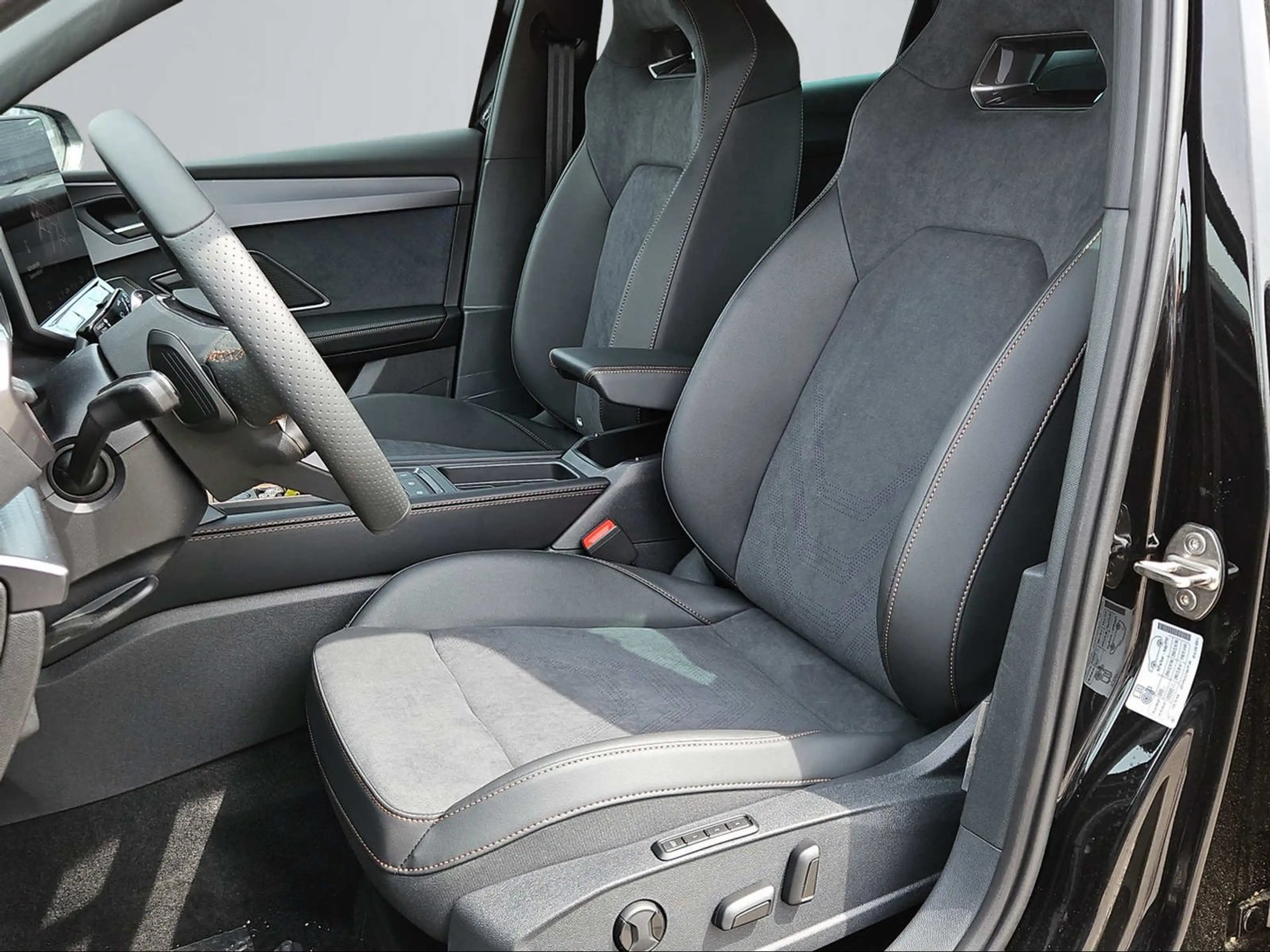 CUPRA Leon 1.5 eTSI DSG — photo 9