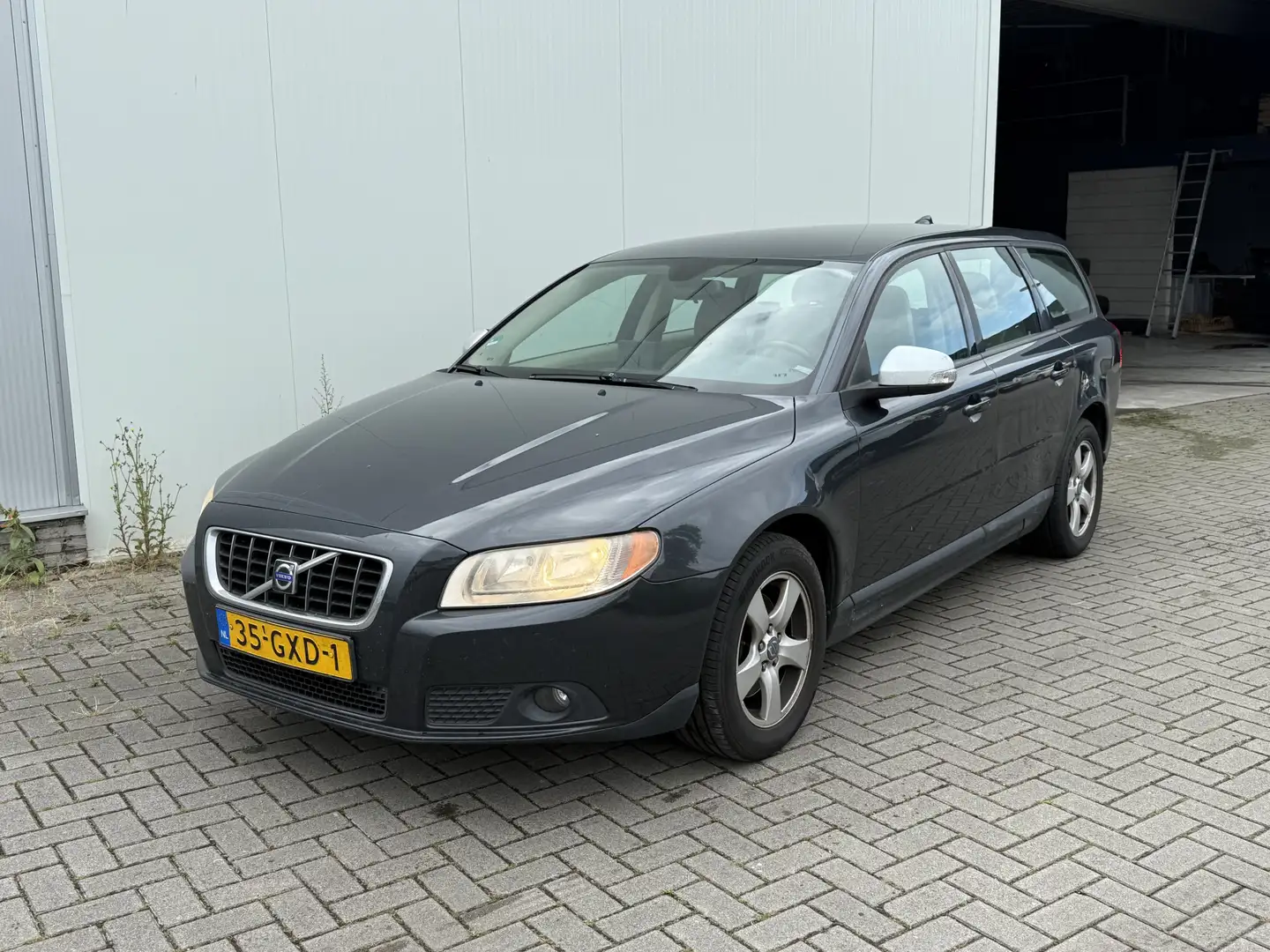 Volvo V70 2.0 Kinetic ✅ Leer ✅ Navigatie ✅ Airco Grijs - 2