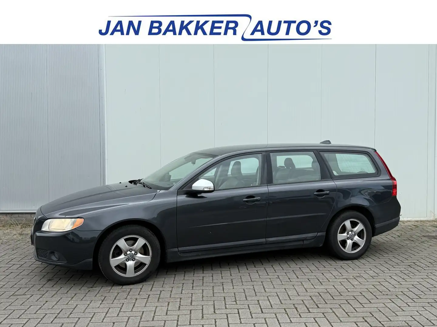 Volvo V70 2.0 Kinetic ✅ Leer ✅ Navigatie ✅ Airco Grijs - 1