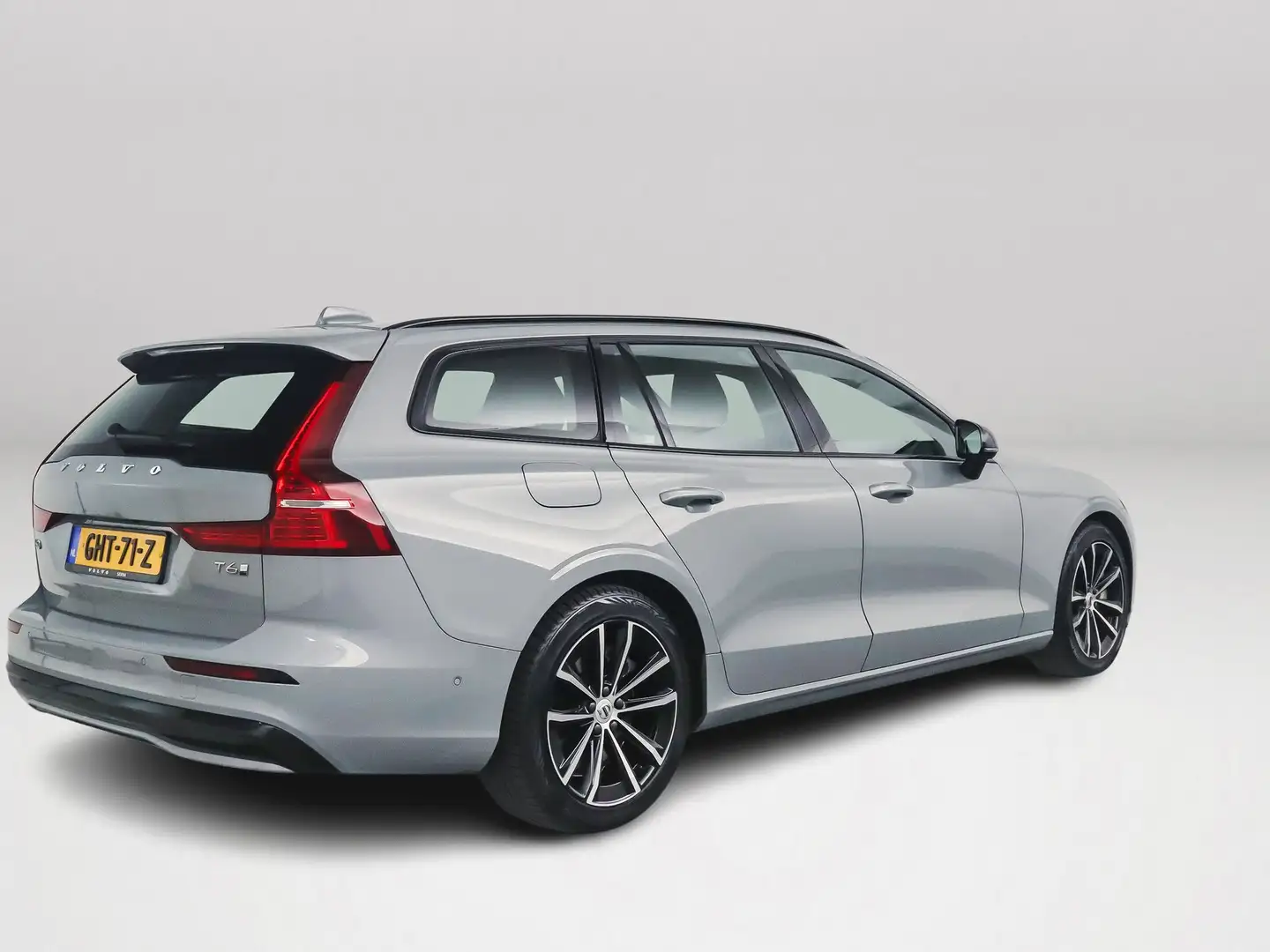 Volvo V60 T6 Aut. Plug-in hybrid AWD Plus Dark | Panoramadak Gris - 2