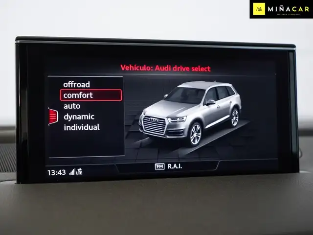Audi Q7 view 12