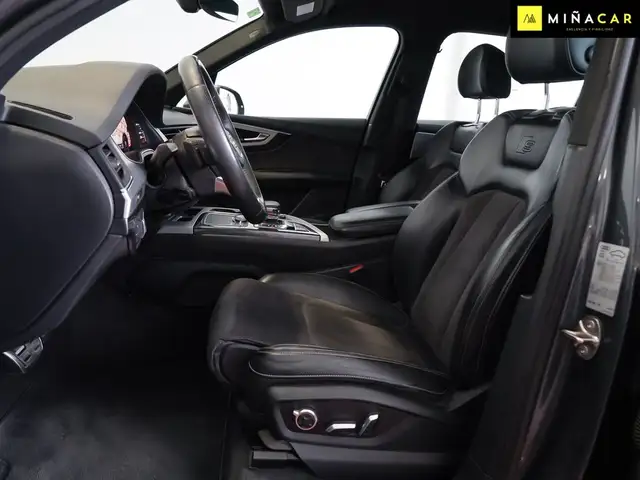Audi Q7 view 6