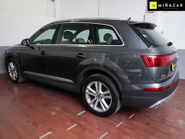Audi Q7 view 4