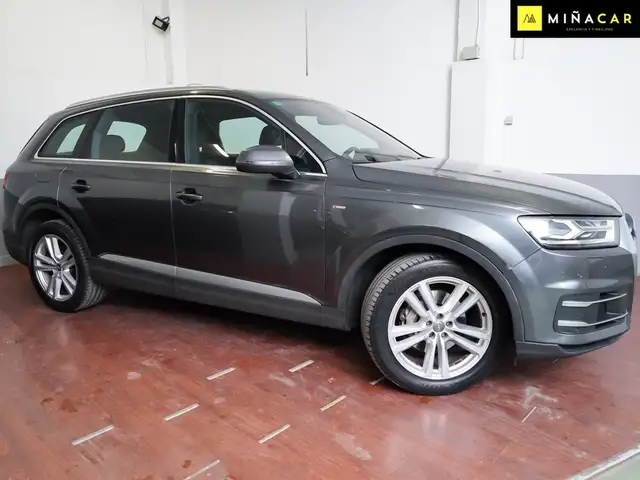Audi Q7 view 2