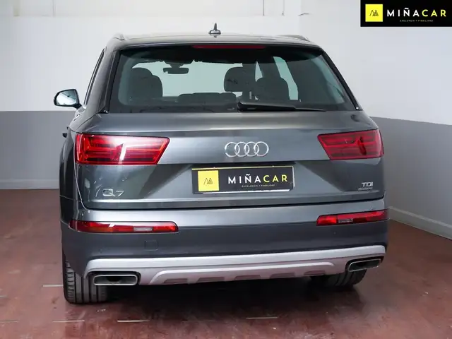 Audi Q7 view 3