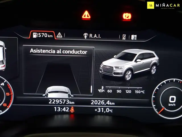 Audi Q7 view 8