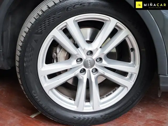 Audi Q7 view 28