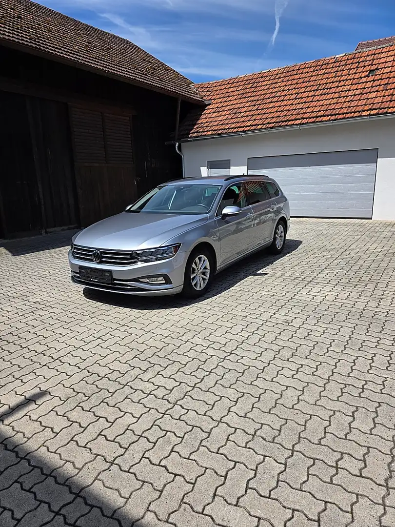 Volkswagen Passat Variant Business 2,0 SCR TDI DSG Silber - 1