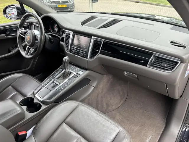 Porsche Macan view 14