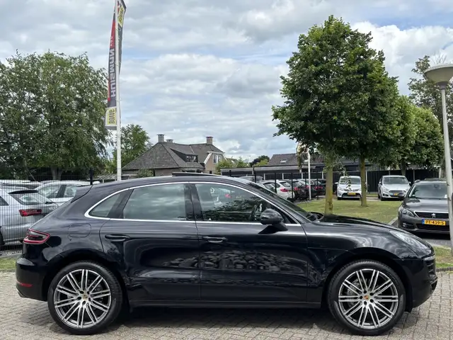 Porsche Macan view 4