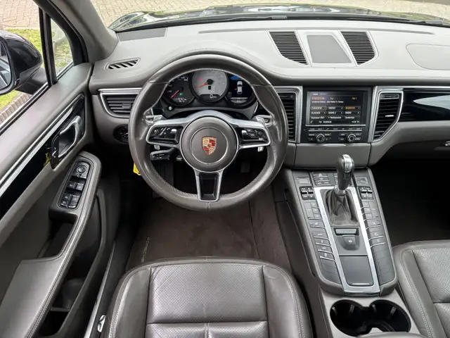 Porsche Macan view 13