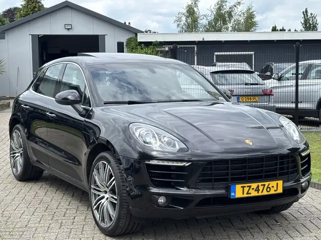 Porsche Macan view 3