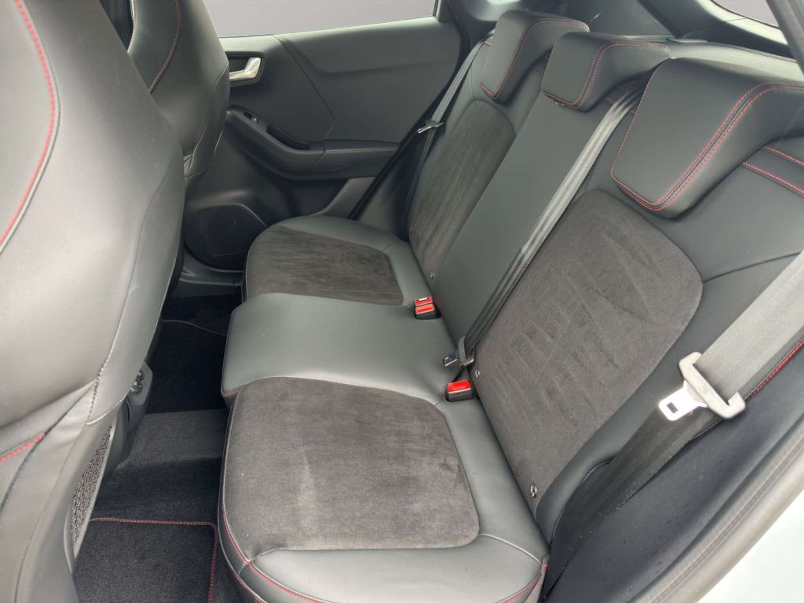 Fahrzeugabbildung Ford Puma ST 160 PS AUTOMATIK *AHK*LED*B&O* INKL. FLATRATE+ - mit KI generiert/bearbeitet