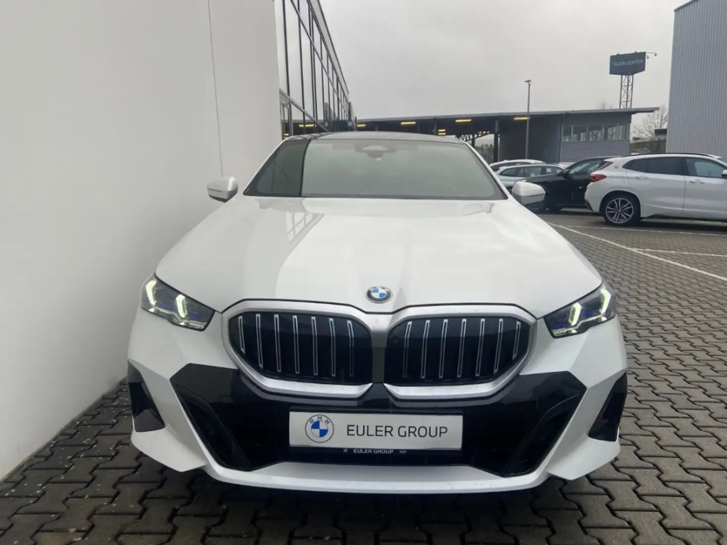 BMW 520 i M Sport Pano StandHz KomfSi belüftet H/K Travel+ Weiß - 2