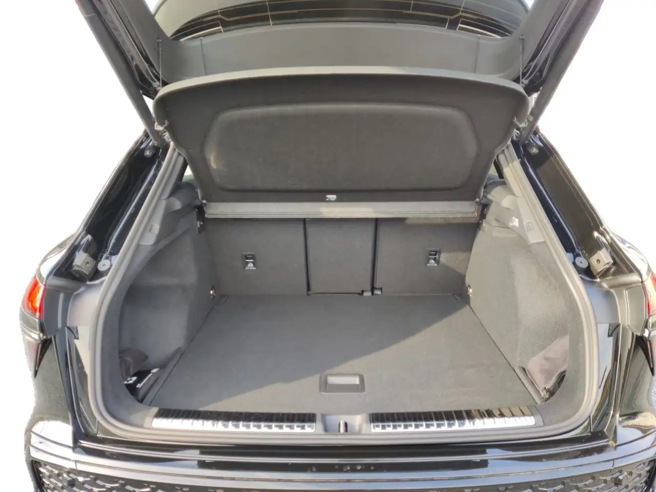 Audi Q3 SUV quattro TFSI AHK PANO 15