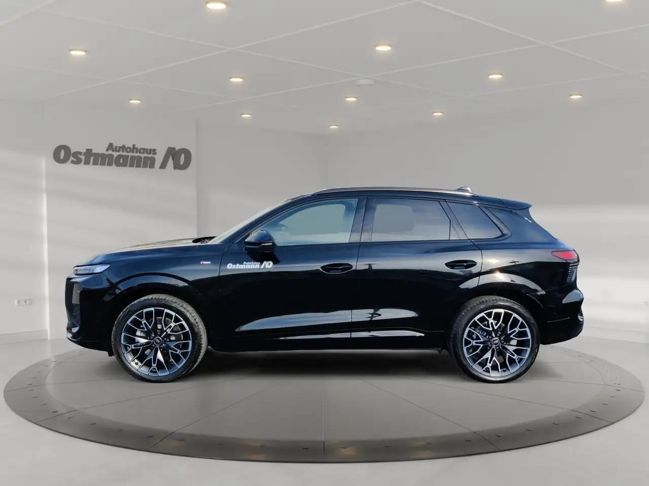 Audi Q3 SUV quattro TFSI AHK PANO 2