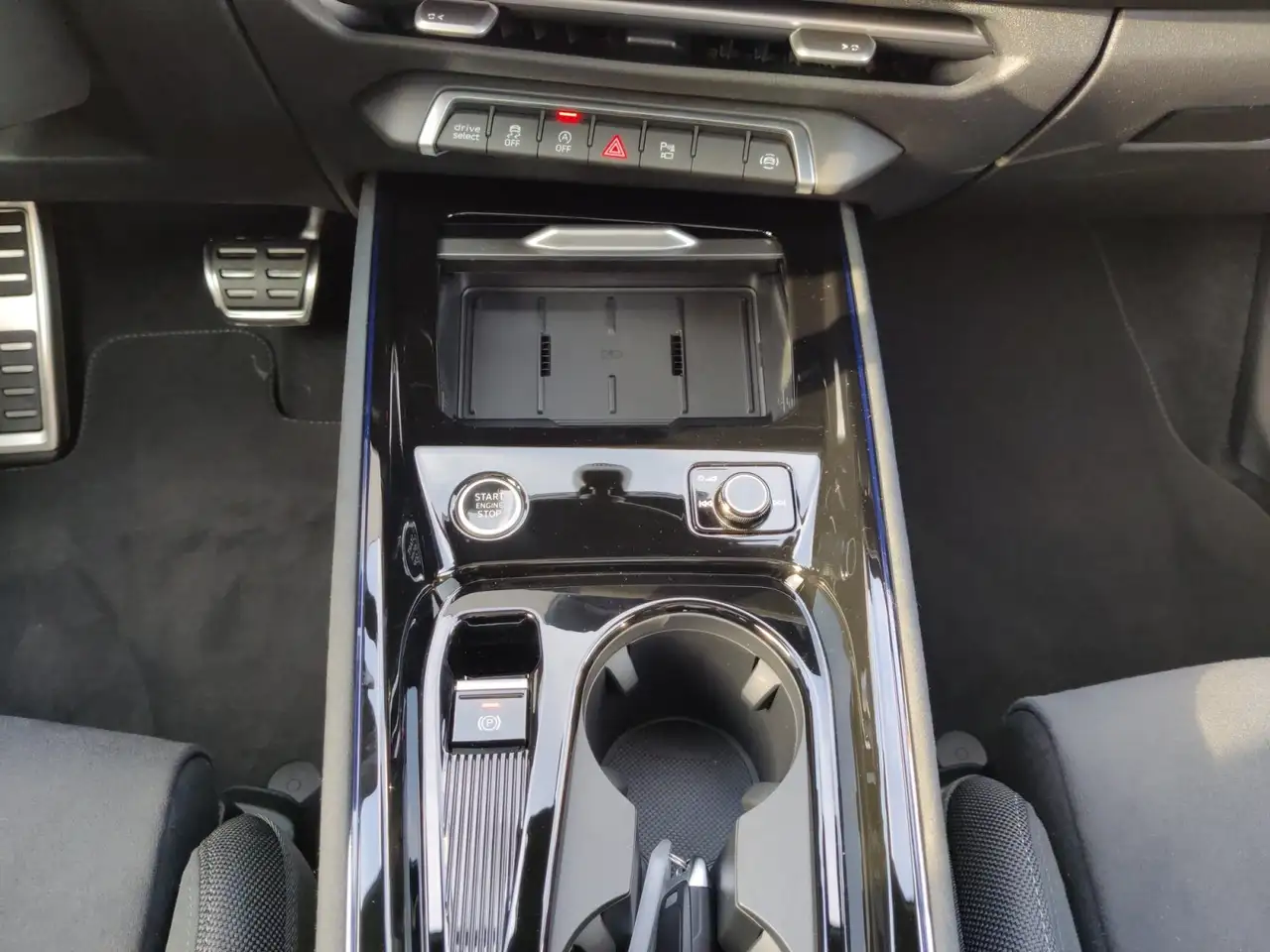 Audi Q3 SUV quattro TFSI AHK PANO 10