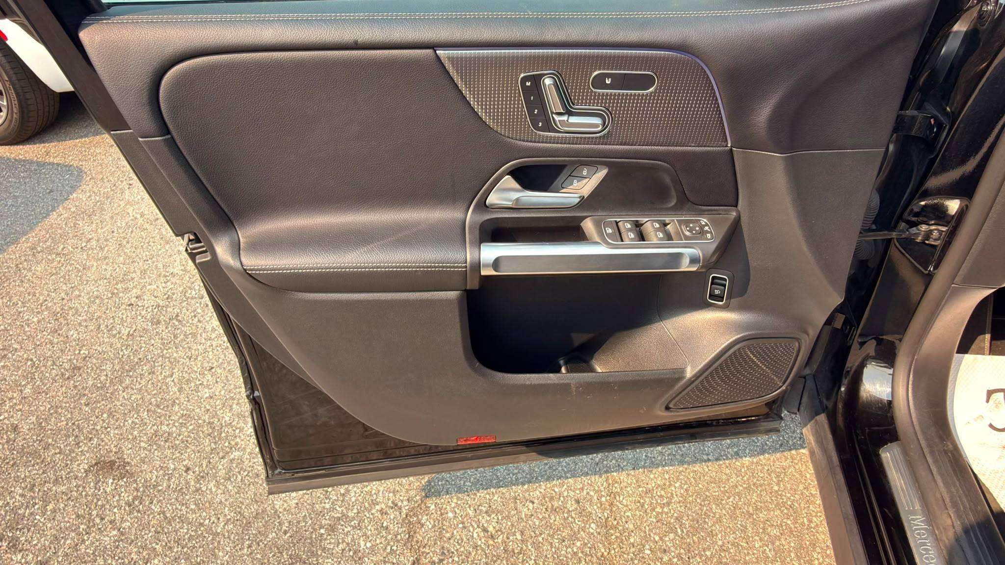 2023 Mercedes-Benz GLB — view 10