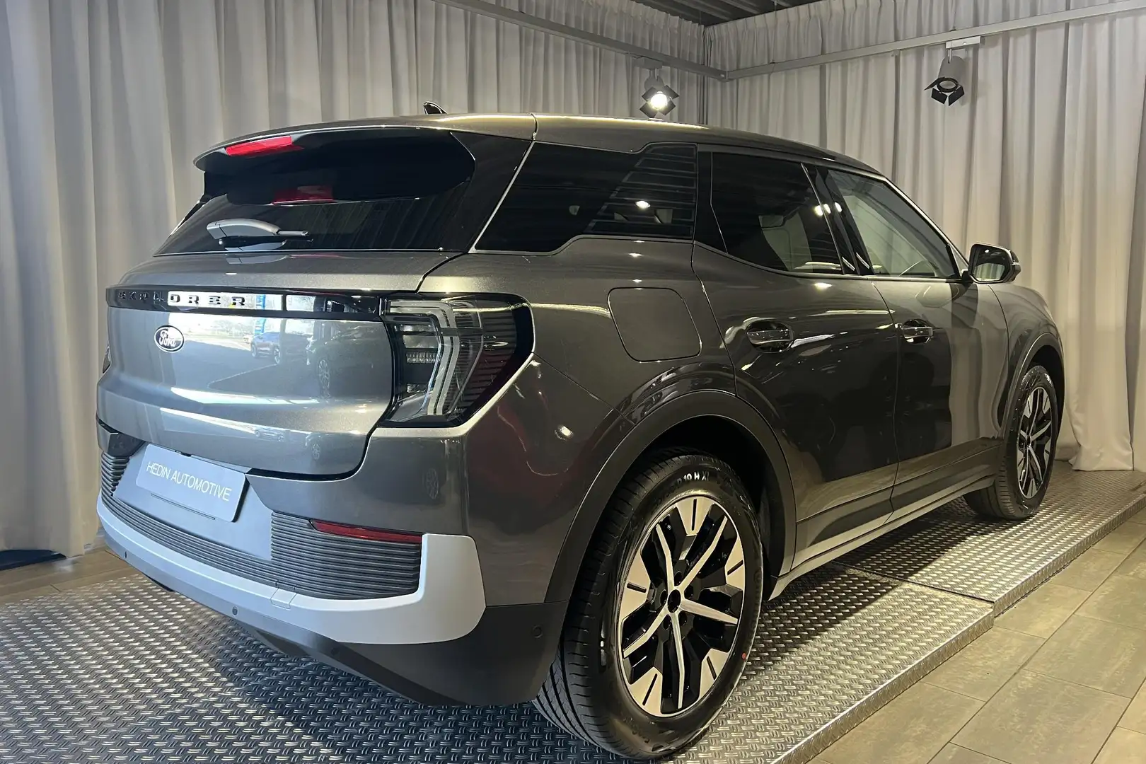 Ford Explorer Extended Range RWD 77 kWh Šedá - 2