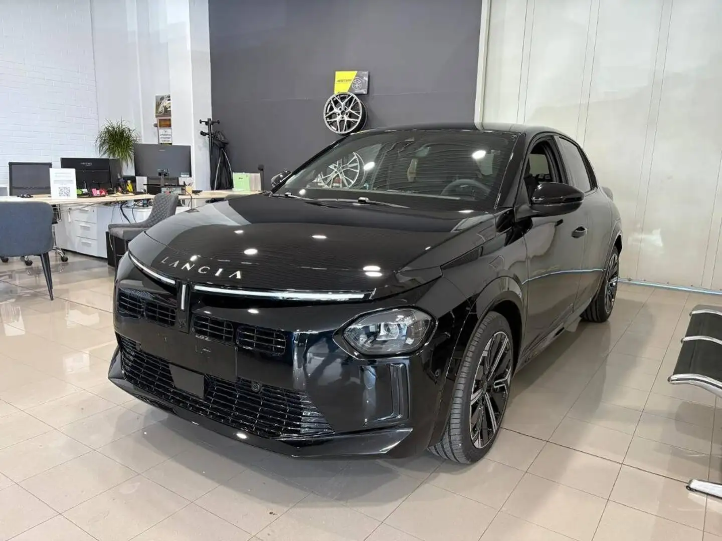 Lancia Ypsilon 1.2 mhev LX e-dct Zwart - 1