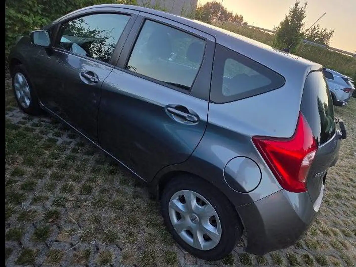 Nissan Note B Gris - 1