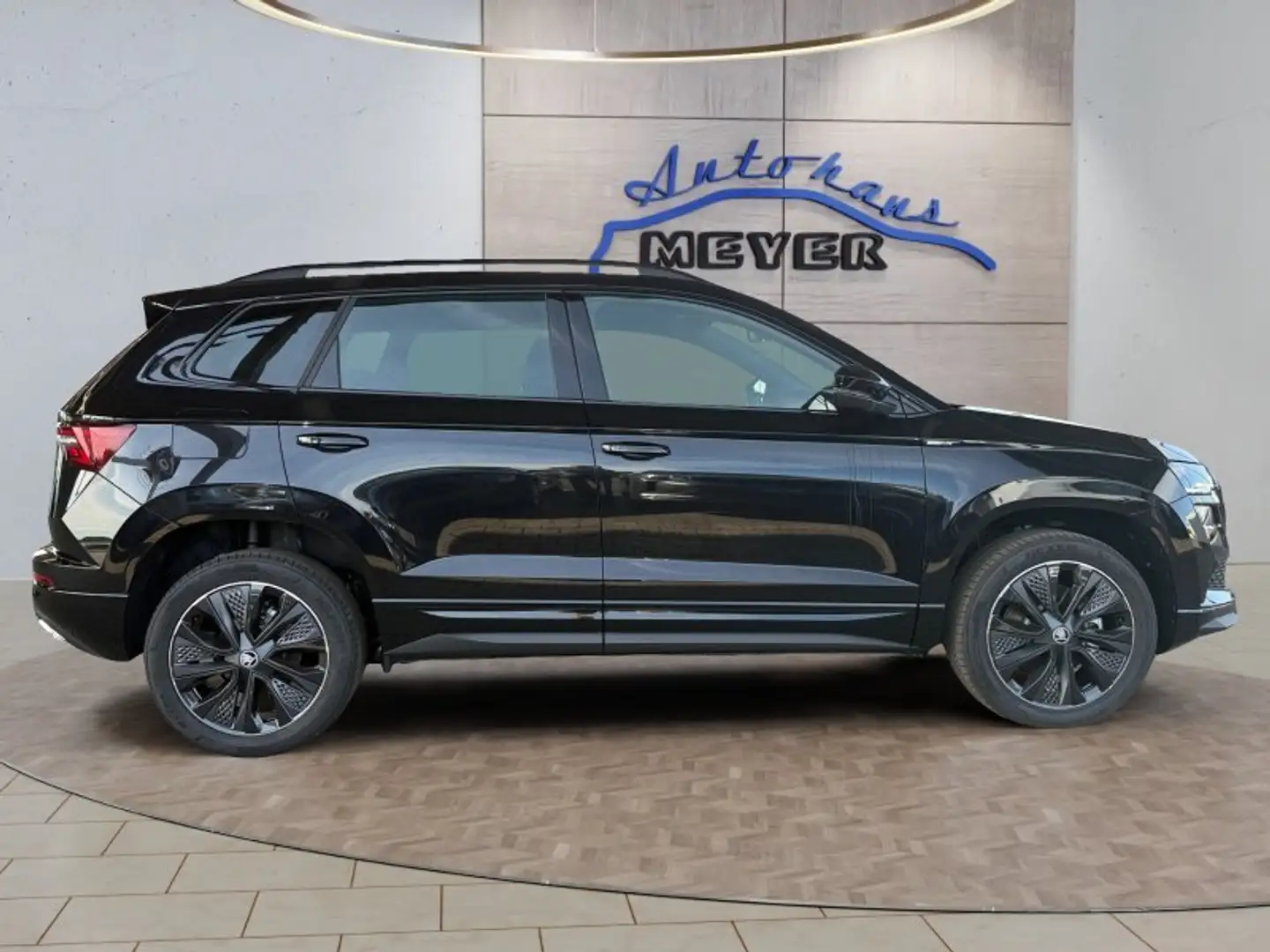 Skoda Karoq Sportline 1,5TSI aAHK/ACC/Navi/Matrix/Kessy/Kamera Zwart - 2