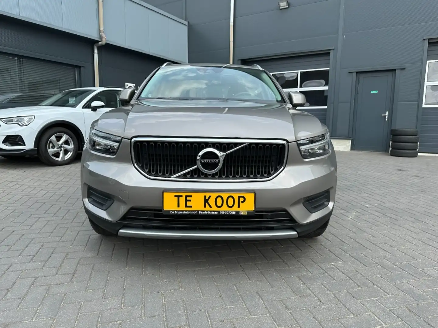 Volvo XC40 1.5 T3 Aut. Momentum Business Navi 163 PK !! Grijs - 2