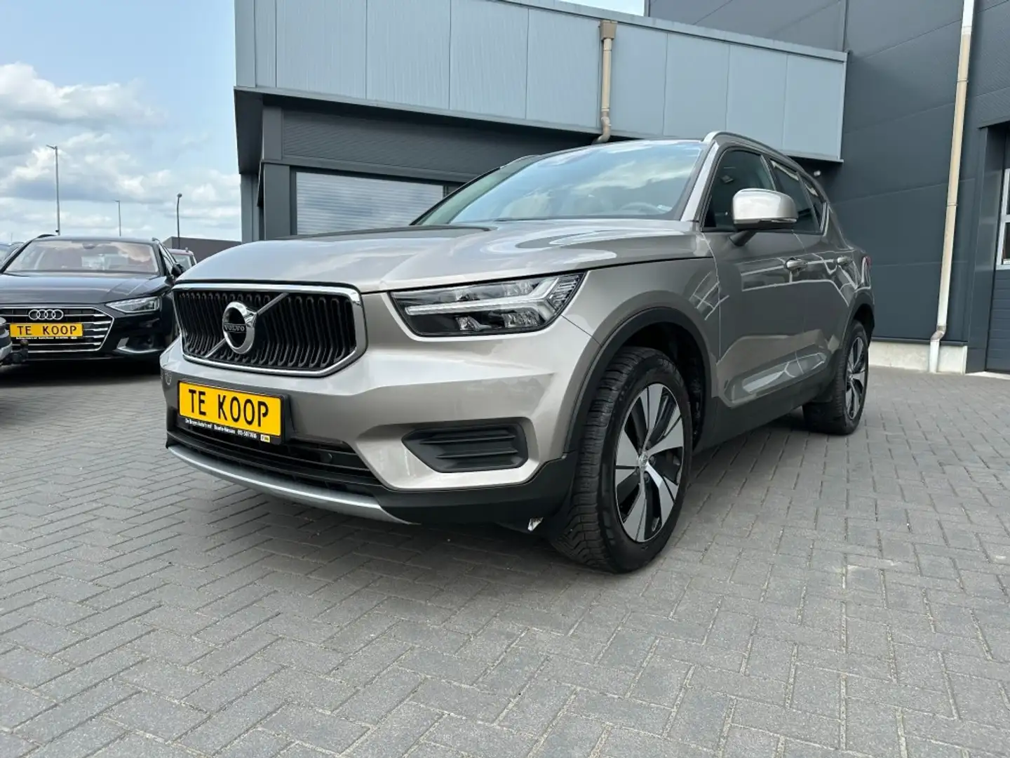 Volvo XC40 1.5 T3 Aut. Momentum Business Navi 163 PK !! Grijs - 1
