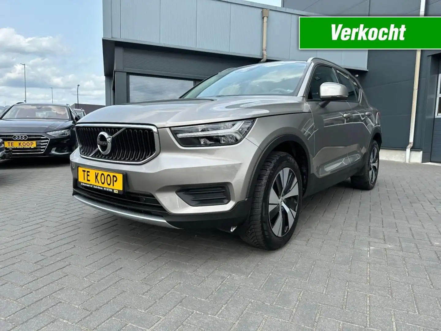 Volvo XC40 1.5 T3 Aut. Momentum Business Navi 163 PK !! Grau - 1