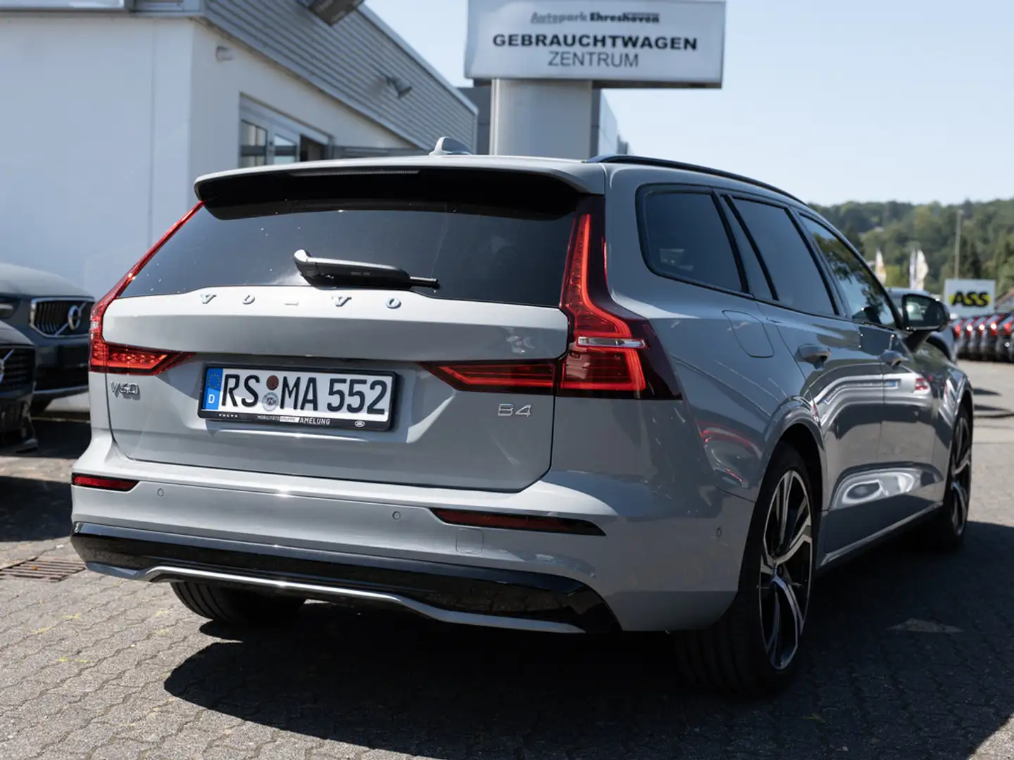 Volvo V60 Kombi B4 Plus Dark H/K W-LAN ACC LED 360° Grau - 2