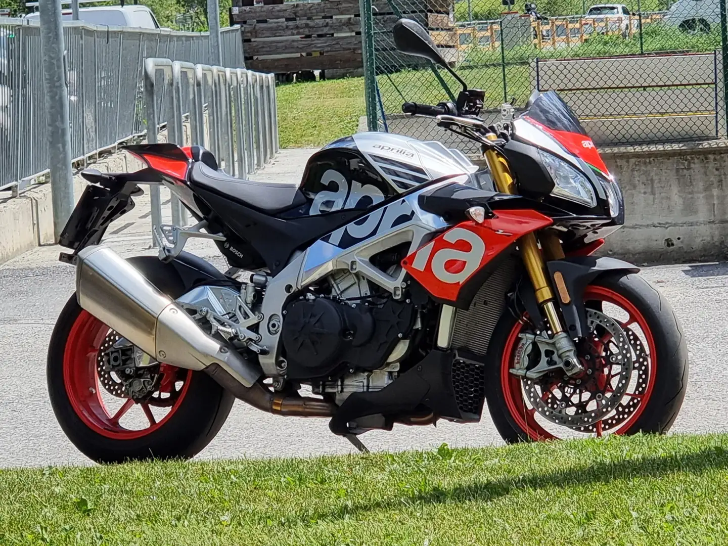 Aprilia Tuono V4 factory Argintiu - 1