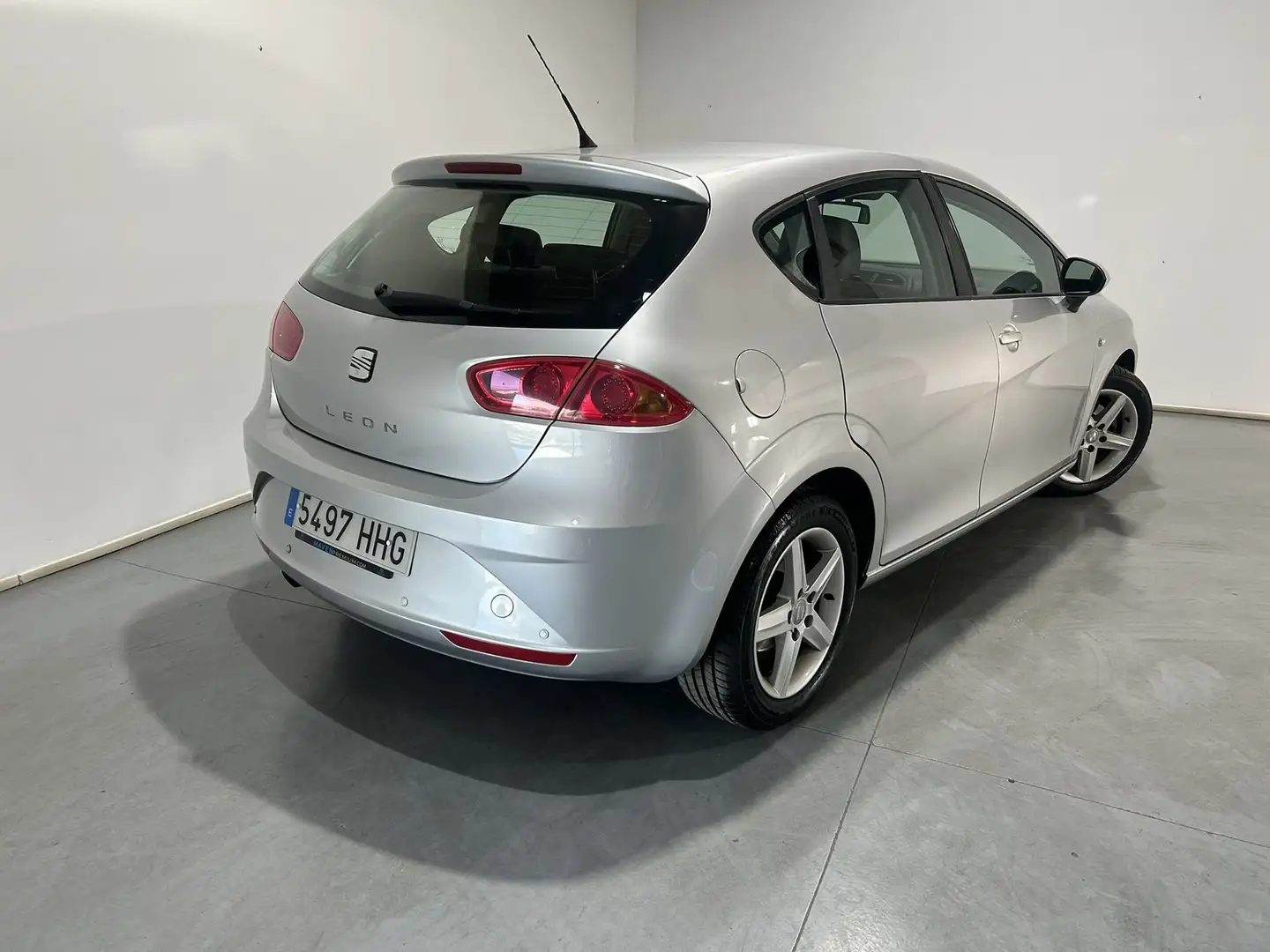 SEAT Leon 1.6TDI CR Reference 90 Plateado - 2