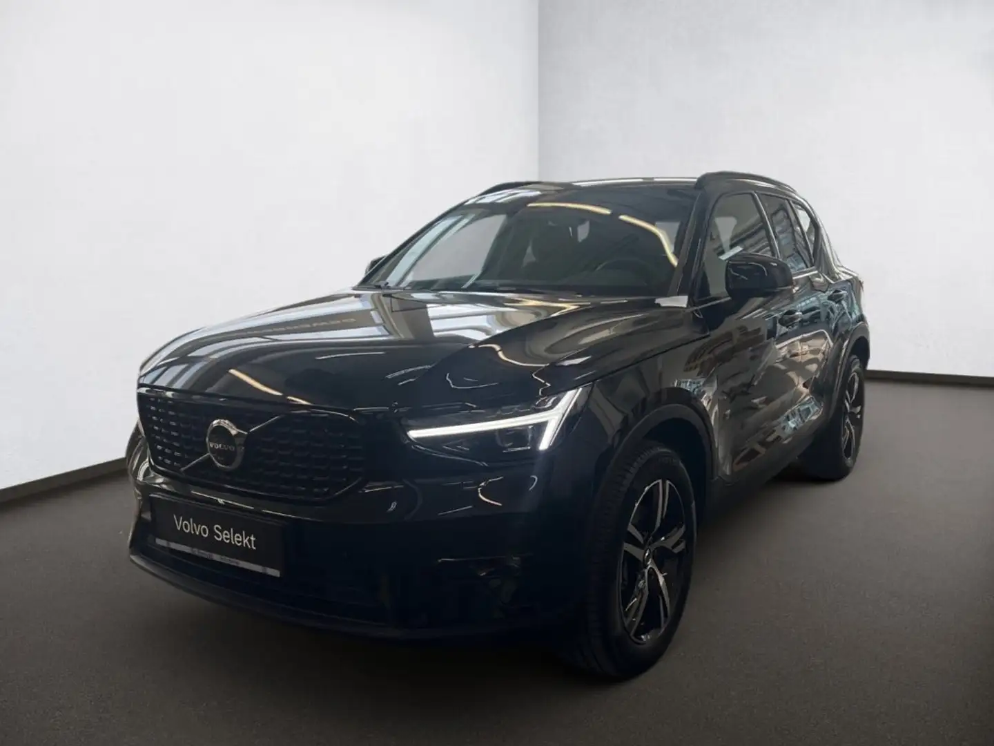 Volvo XC40 Plus Dark  B3 Mild Hybrid Benzin Schwarz - 1