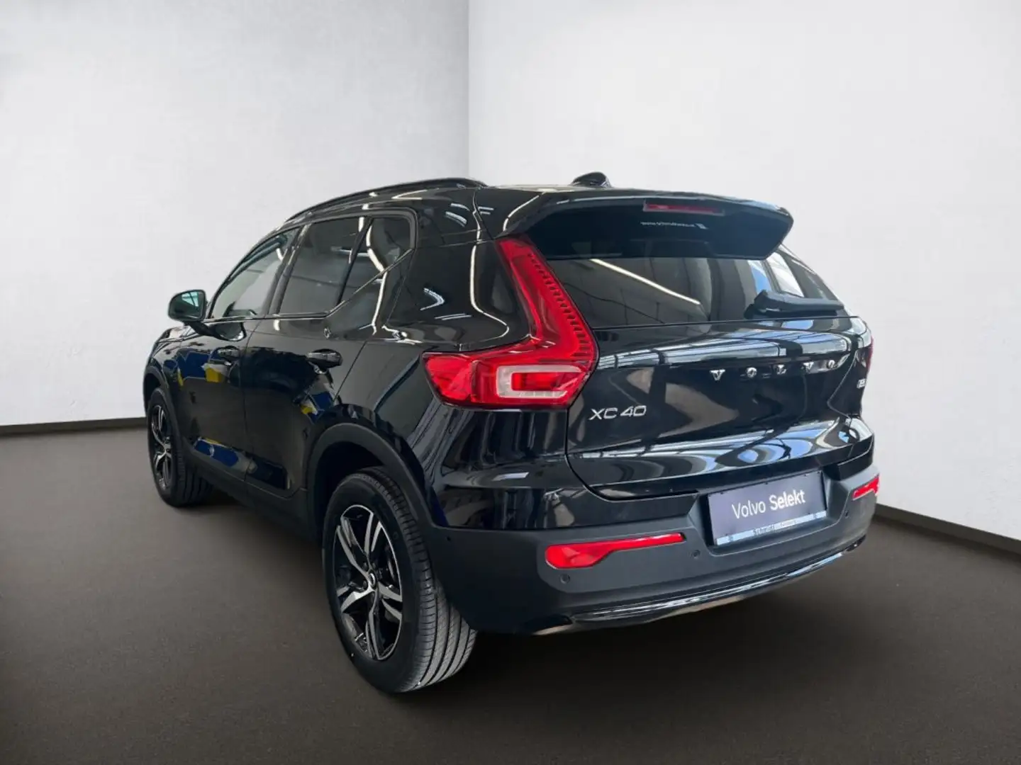 Volvo XC40 Plus Dark  B3 Mild Hybrid Benzin Schwarz - 2