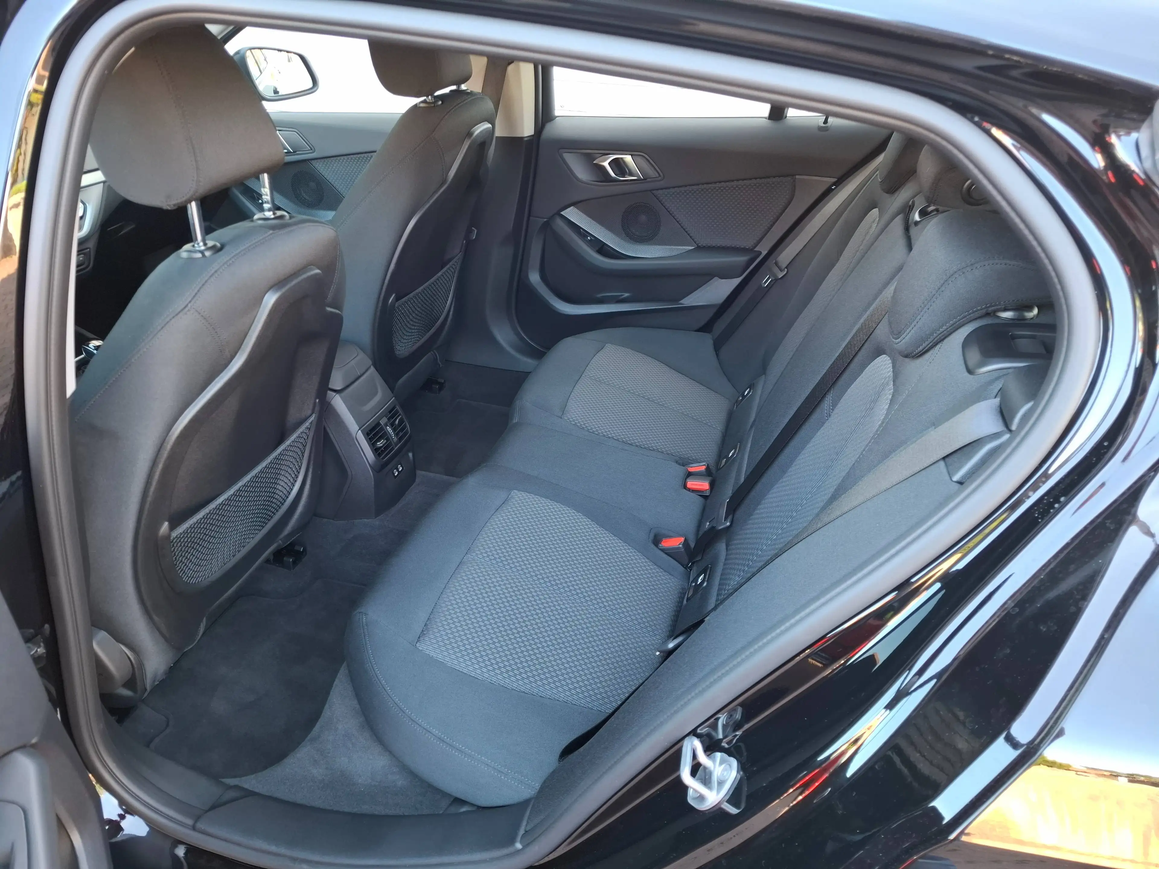 BMW 118 118 i Steptronic Advantage Navi LED SHZ PDC 2-Zonen-Klimaautomatik Geschwindigkeitsreglung — photo 12