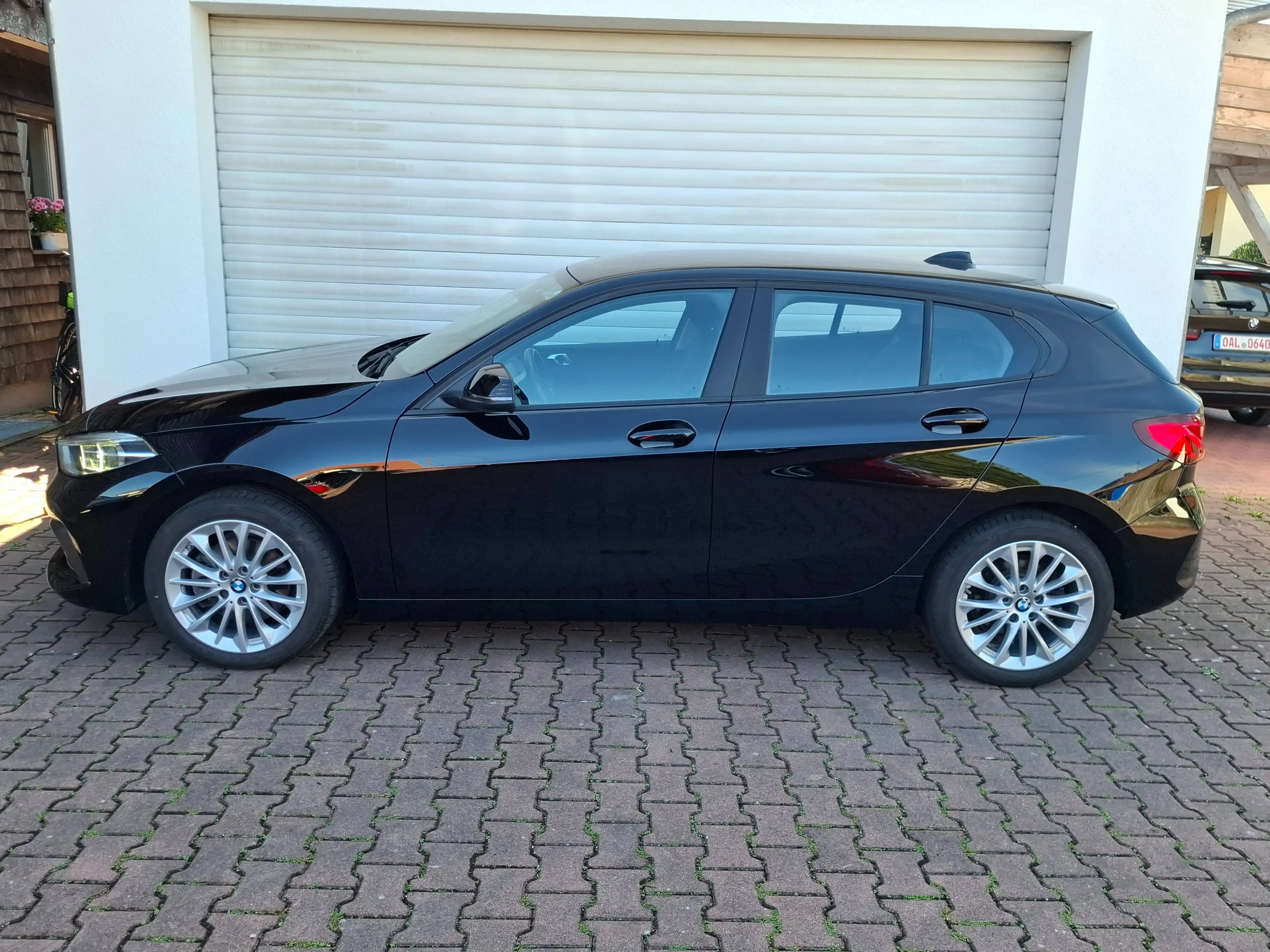 BMW 118 118 i Steptronic Advantage Navi LED SHZ PDC 2-Zonen-Klimaautomatik Geschwindigkeitsreglung — photo 3