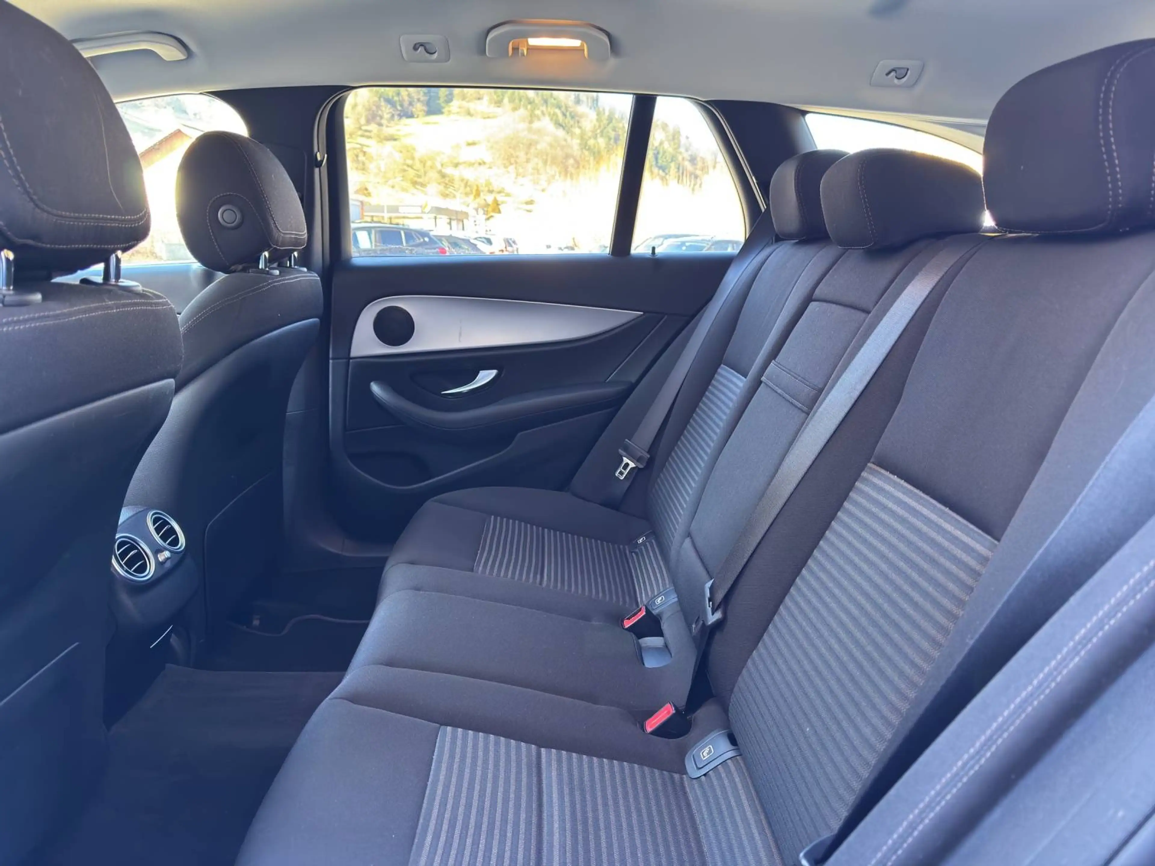 Mercedes-Benz E 200 d, Airmatic, AHK,... — photo 12