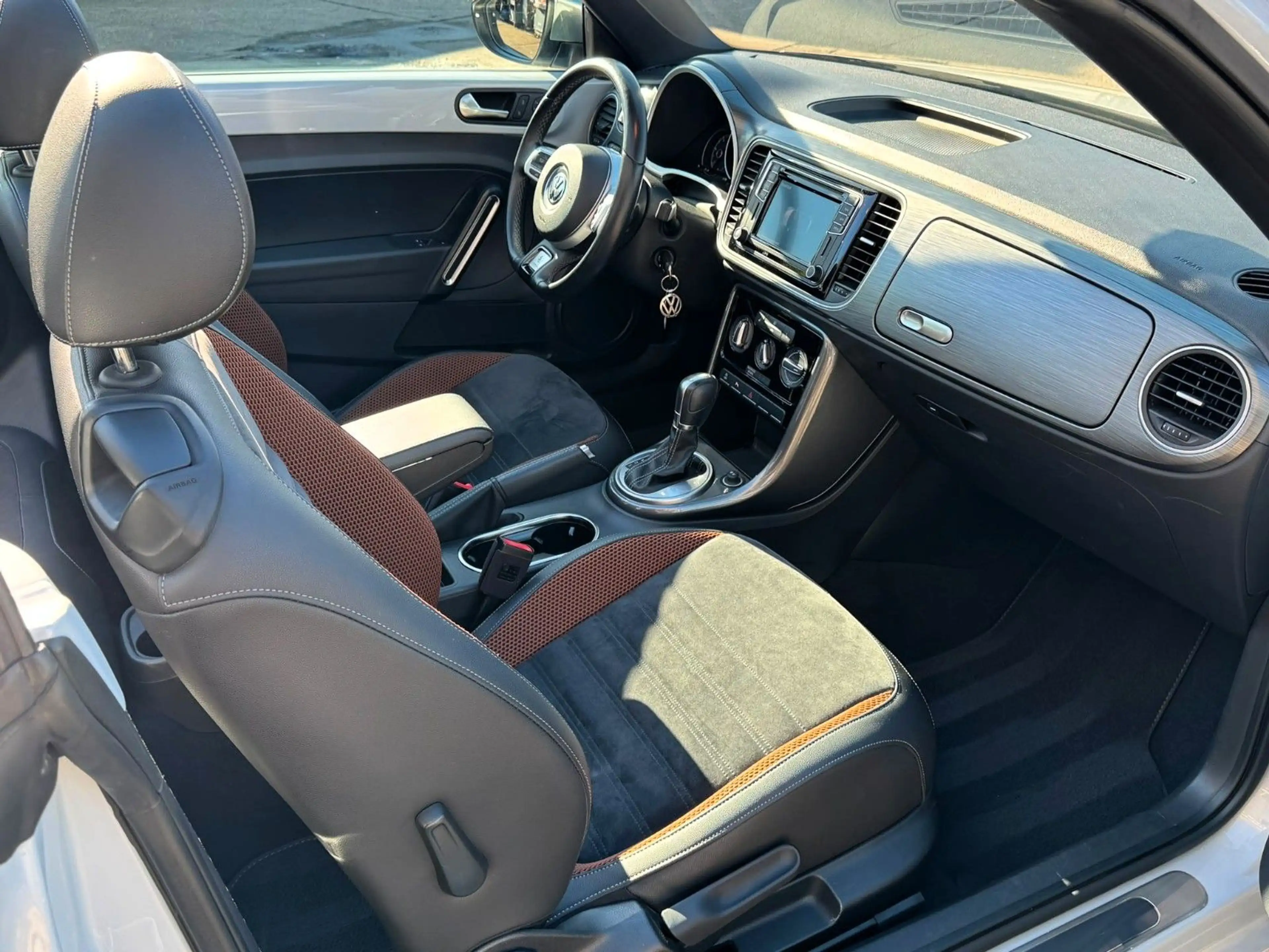 Volkswagen Beetle Cabriolet Karmann PDC Sitzheizung — photo 8