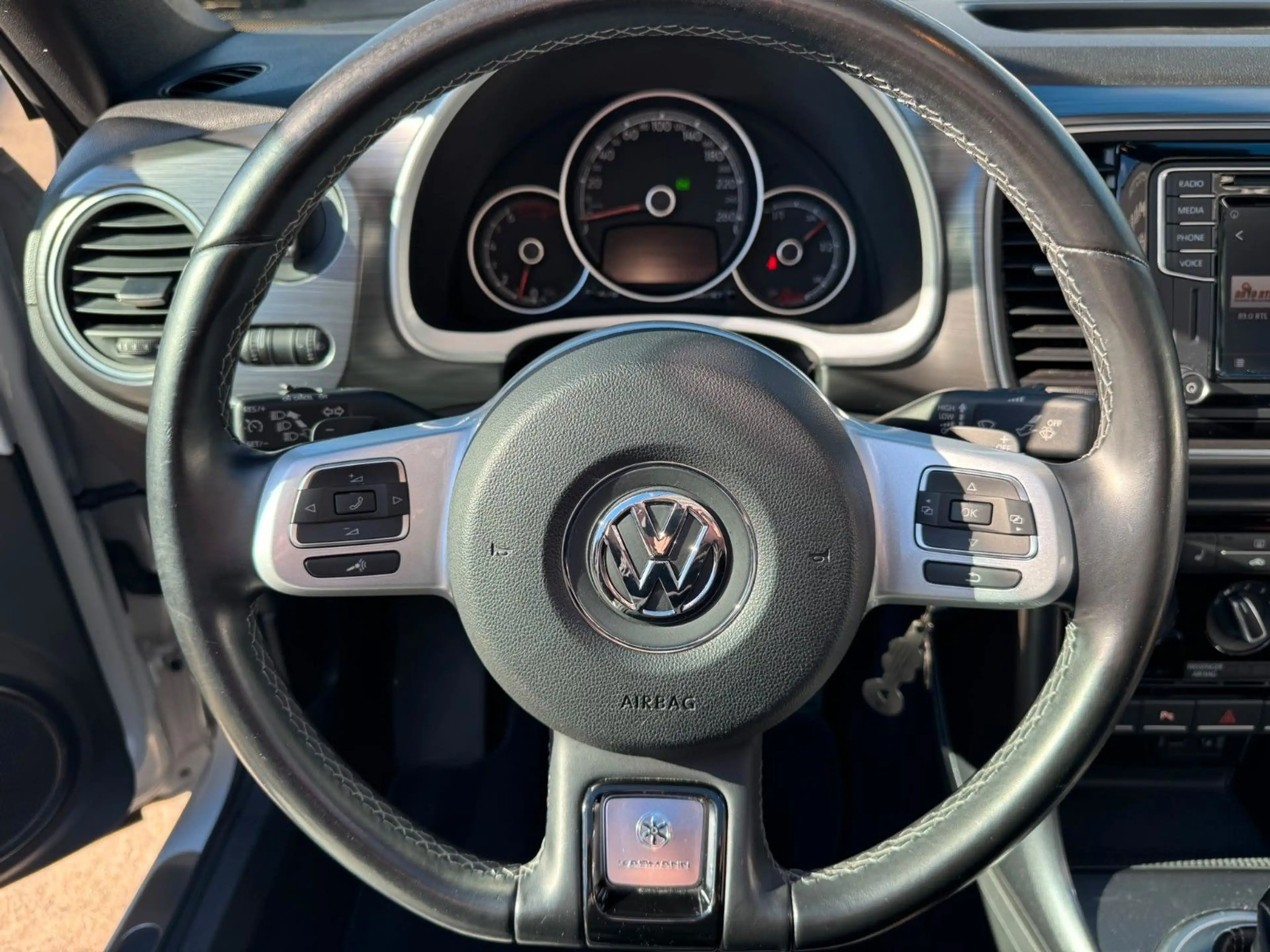 Volkswagen Beetle Cabriolet Karmann PDC Sitzheizung — photo 12